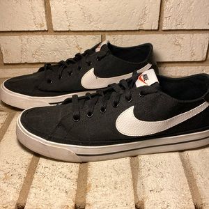 Women’s / Nike Black canvas shoe. Size 12
